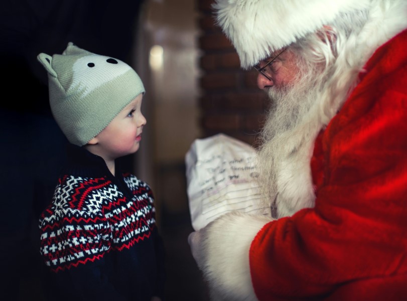 Papa Noel recibiendo carta de niño en Navidad